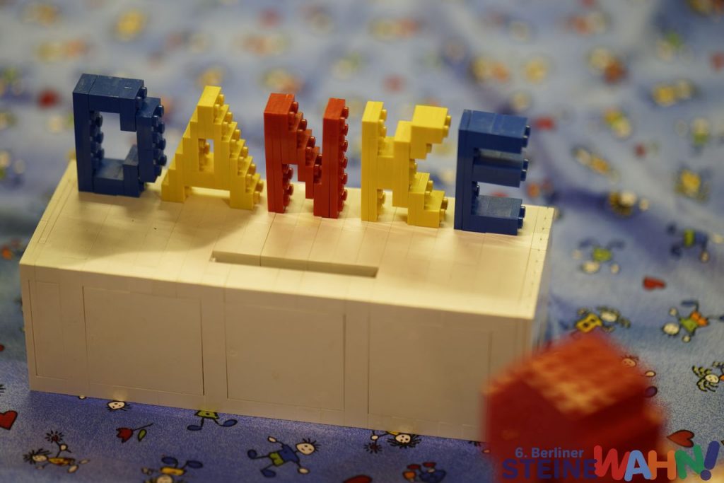 Schriftzug "DANKE" aus Legosteinen